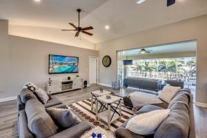CoralVilla Sarasota - perfect for boaters, with pool & outdoor kitchen