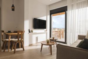 Olive & Tulip Suites- Modern First-Floor Apartment with Sea View