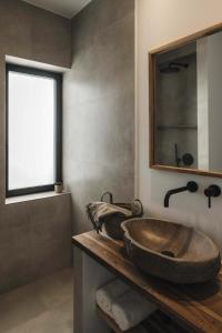 Olive & Tulip Suites- Modern First-Floor Apartment with Sea View