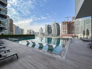 Central Modern Studio with Floor to Ceiling Windows