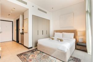 Central Modern Studio with Floor to Ceiling Windows