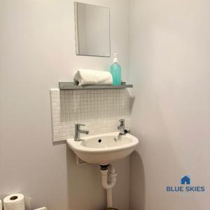 Russell House By Blue Skies Stays