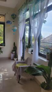 Nhà nhỏ dưới chân đồi