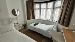 Luxury Suits on Piccadily Line Room No1