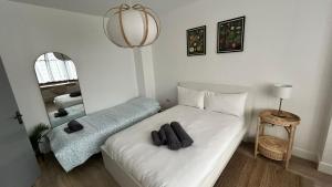 Family Ensuite Room for 3,Piccadilly Line,Work Desk & Easy Tube Access 4