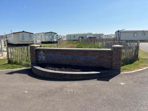 Wildflower Meadows 5 - Golden Anchor - Central Heating, Wi-Fi, bed linen - Meadow Lakes Caravan & Lodge Hire