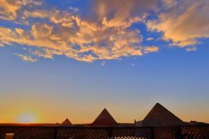 Nefertari Pyramids View Inn