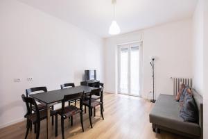 Large comfortable house for 10, a stones throw from the metro