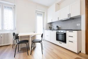 Large comfortable house for 10, a stones throw from the metro