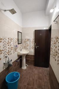 Urban Abode - Full Furnished 2BHK with AC, Kitchen, Wifi and Smart TV