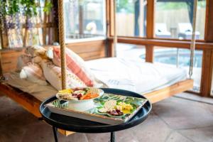 Bamboo Lagoon, Poolside Firelight, Jacuzzi and BBQ