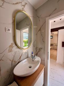 Family and Group Modern City Villa, Near Center