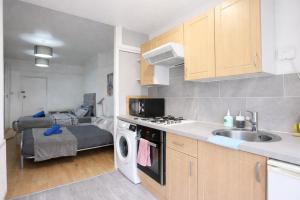 Large Studio Garden Flat on Golders Green Road