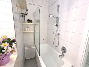 Gin Gin House by Holiday World