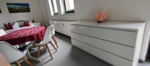 zu den blauen Schwertern