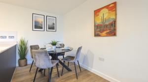 2-Bedroom Modern apt with Gym, roof terrace, Free Parking and 3 min walk to train st