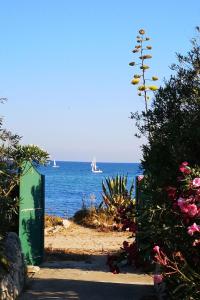 Holiday Home Kleines ruhiges Ferienhaus direkt am Meer by Interhome