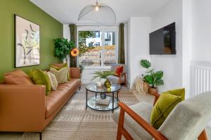 Canalside House Modern and Homely