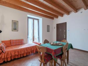 Apartment Zweizimmerwohnung mit zwei Einzelbetten und Schlafsofa by Interhome