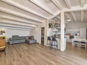 Apartment Appartement in Donnalucata mit Möblierter Terrasse und Meerblick by Interhome