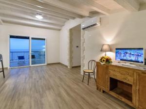 Apartment Appartement in Donnalucata mit Möblierter Terrasse und Meerblick by Interhome