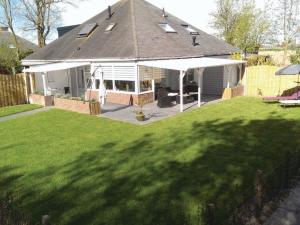 Holiday Home Buurtweg213 mit Schwimmbad by Interhome