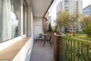 Spacious Apartment Narutowicza in Kraków Perfect for Remote Work by Noclegi Renters