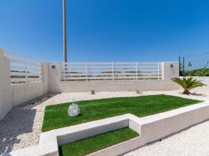 Apartment Oneiro- Unterkunft am Strand mit großer Terrasse by Interhome