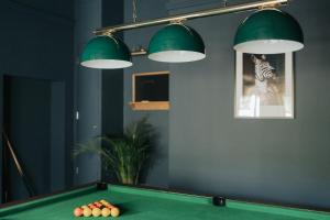 Sleeps 40 luxury house with indoor pool, 3 acres, gym and hot tub