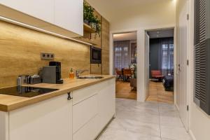 Stylish comfy suite w balcony in downtown