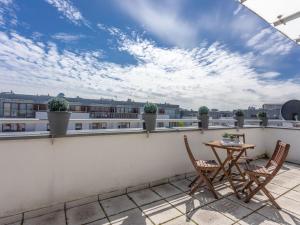Apartment Sky mit Balkon am Meer by Interhome