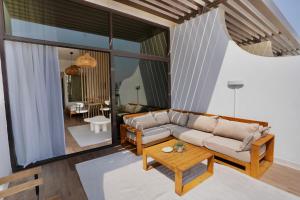 Palm Jumeirah gem with direct beach access