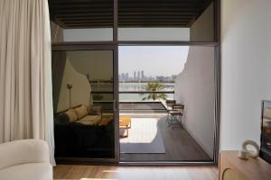 Palm Jumeirah gem with direct beach access