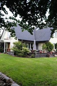 Apartment in ruhiger Lage am Waldrand by Interhome