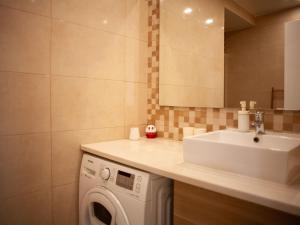 Apartment Just4u Wohnung 2 mit AC in der Nähe von Lissabon und Strand by Interhome