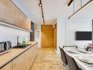 Apartment Altstadt-Wohnung Chmielna Park by Interhome