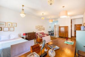 Rosarinho Cruz invites to her Atelier by the River