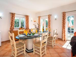 Holiday Home 4-Schlafzimmer-Villa- Garten- Pool- Strand by Interhome