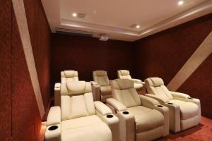 Glasscrest Villa by StayJade 6BHK Theatre Hyd