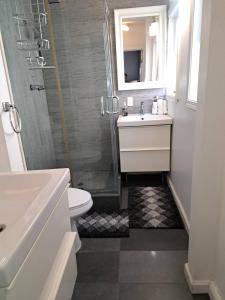 Amazing 3 bedrooms with 3 bedroom apt in the center of Beverly Hills