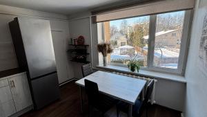 Cozy, modern home with yard near airport &shopping