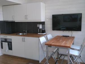 Holiday Home Holzhaus mit Terrasse- direkt an einer Bucht by Interhome