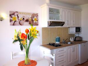 Apartment Casa da Horta CH14- Wohnung mit einem Schlafzimmer- Garten by Interhome