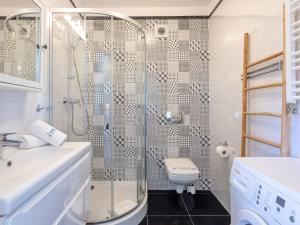 Apartment Zentrumsnahe Ferienwohnung Rose 2 am Yachthafen by Interhome