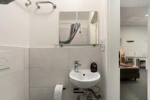 Cozy 2-bed Room With Kitchen