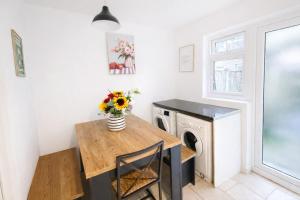 Stunning four bedroom house close to Excel, O2 & Central London with free parking