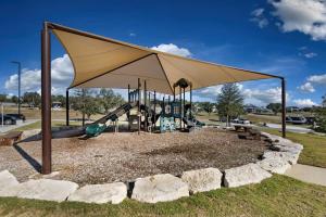 Scenic Tiny Home Retreat with Resort Amenities Near Fredericksburg, TX