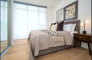 Luxury 2 Bedroom with Gym, Workspace, Balcony, Free Parking and 3 mins walk to train station