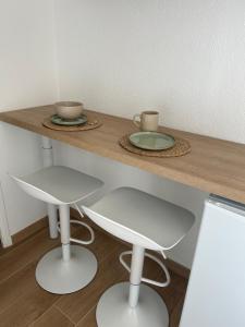 chambre avec salle de bain et coin kitchenette