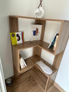 chambre avec salle de bain et coin kitchenette